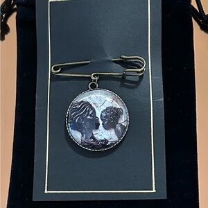 Mother’s Day Vintage Style Pendant | Nostalgic Cameo Mother & Child Brooch II